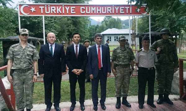 Vali ?nce den s?n?r karakolu ziyareti