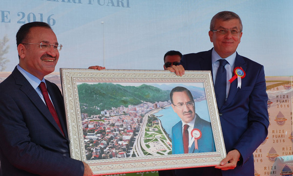 Bu alçaklar bizi kand?rd? sizi de kand?rmas?n