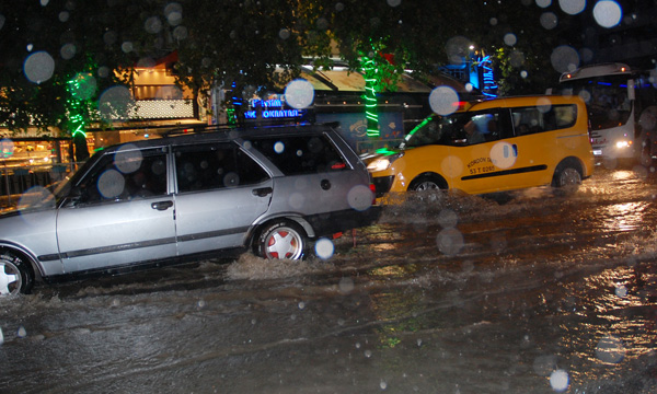 Rize ya?mura teslim oldu