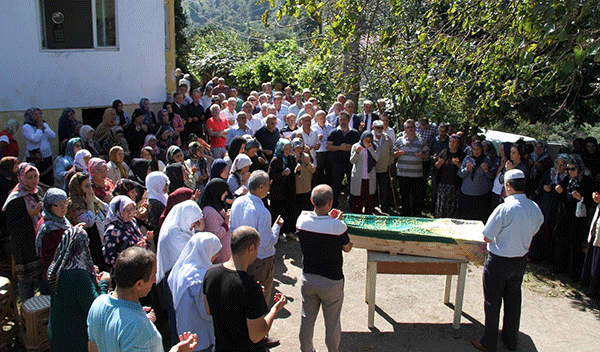 Genel Müdür Annesini topra?a verdi