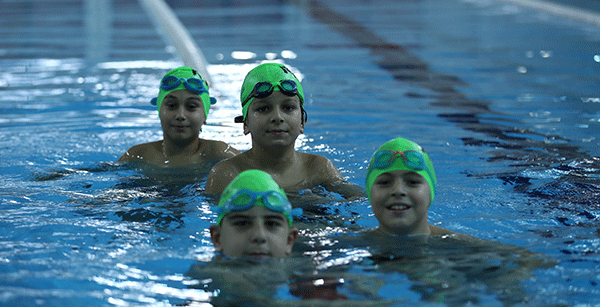 Çocuklara yüzme kursu