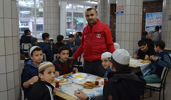 81 il de gençler sabah namazlar?nda bulu?uyor