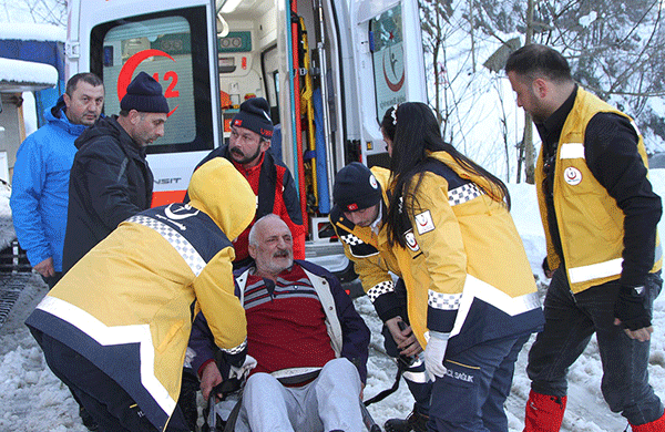 KOAH hastası kar ambulansı ile kurtarıldı