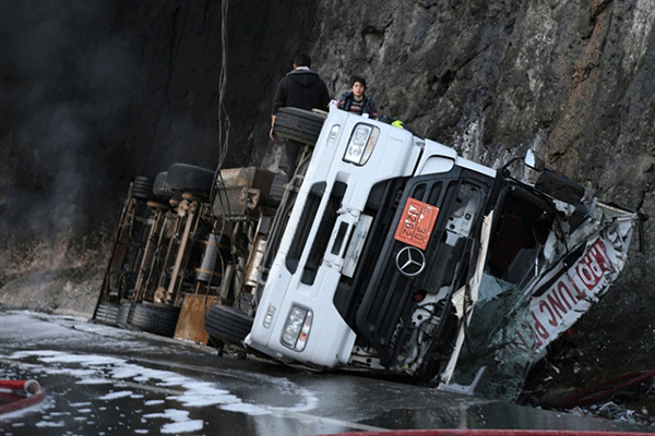 Tanker devrildi 1 yaralı