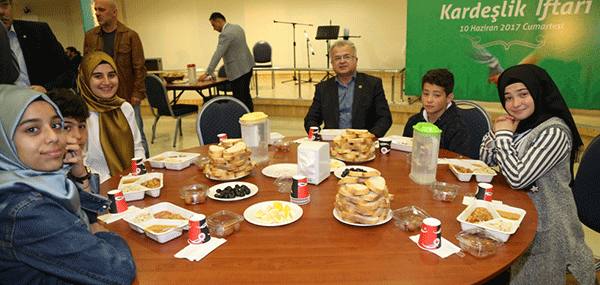 Kasap çocuklarla iftar açtı