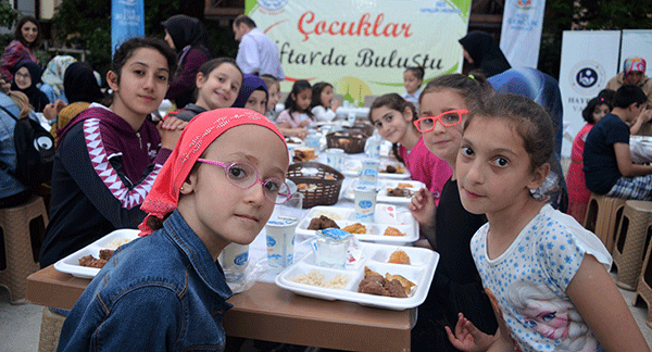 Çocuklar İftar Sofrasında Buluştu