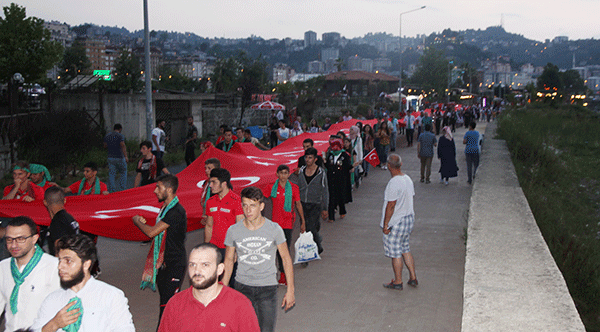 100 metrelik bayrak ile yürüdüler