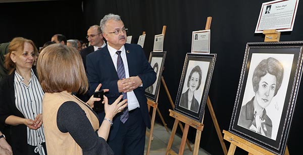 Mesleklerinin İlk Kadınlarını Çizdiler