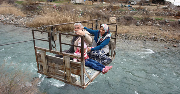 Çoruh Nehrini teleferikle aştılar