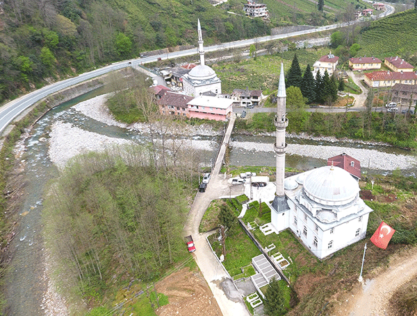 100 Metre Arayla İki Cami