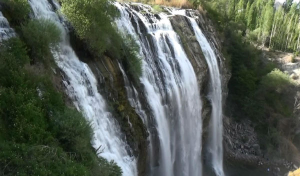 Tortum Şelalesine Ziyaretçi Akını