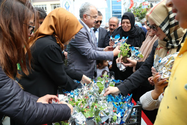 Rize Belediyesinden Annelere Dört Bin Çiçek