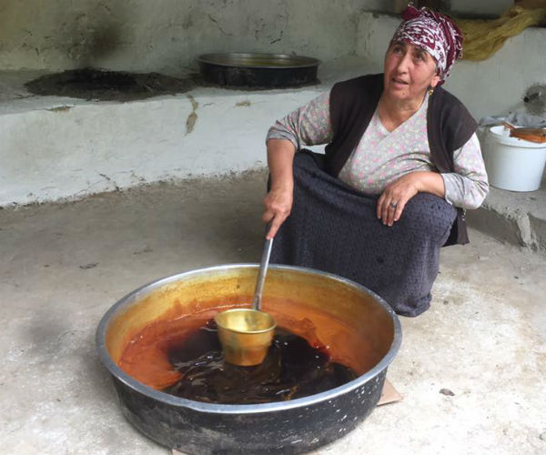 Yusufelinde dut pekmezi geleneği yaşatılıyor