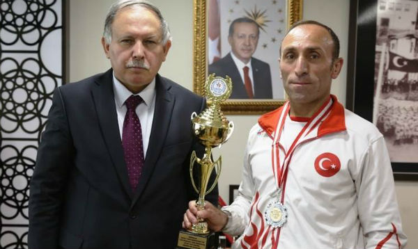 Artvin Valisi Doğanay, Başarılı Maratoncuyu Ödüllendirdi