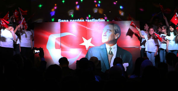 Atatürk Ortaokulu Çocuk Korosu Sahne Aldı