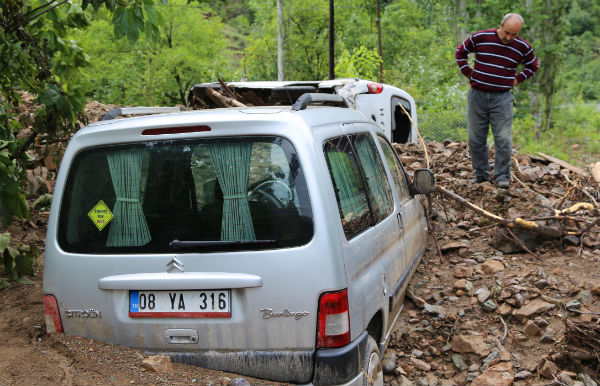 Artvin`de evleri sel bastı, araçlar toprak altında kaldı