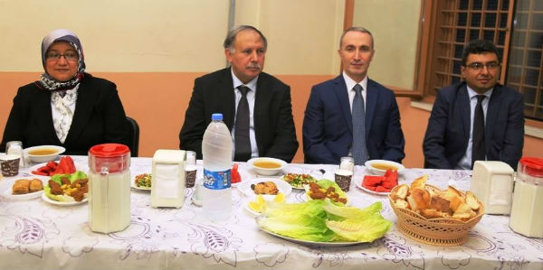 Doğanay, cezaevinde hükümlülerle iftar açtı