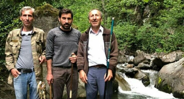 Fenerbahçeli Şener, Artvinde balık avlıyor