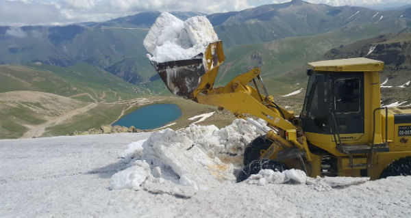 Karadeniz`de haziranda 4 metrelik karla mücadele