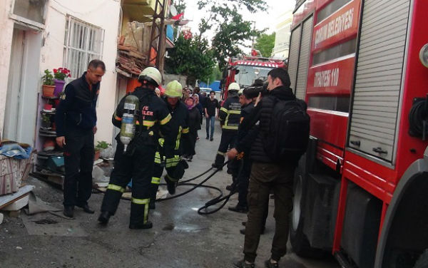 Kendini odaya kilitleyip evi ateşe verdi