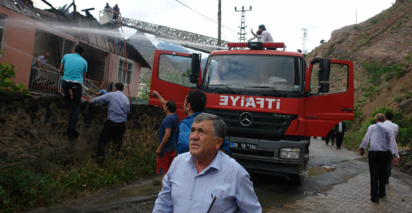 Yusufeli`de 5 katlı binada yangın