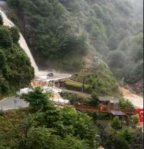 Rize`de şelale taştı, yol kapandı