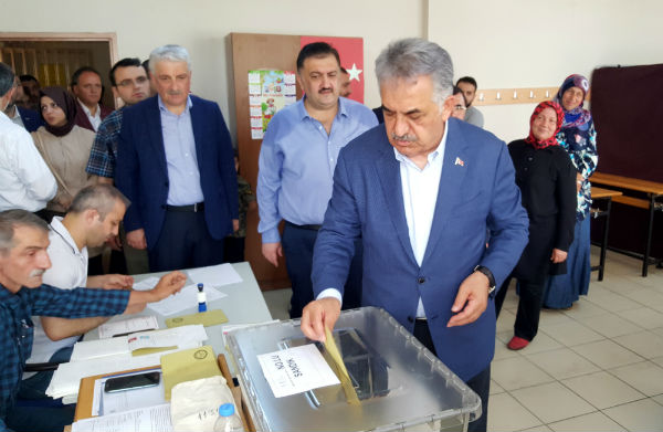 Hayati Yazıcı, oyunu Rize`de kullandı