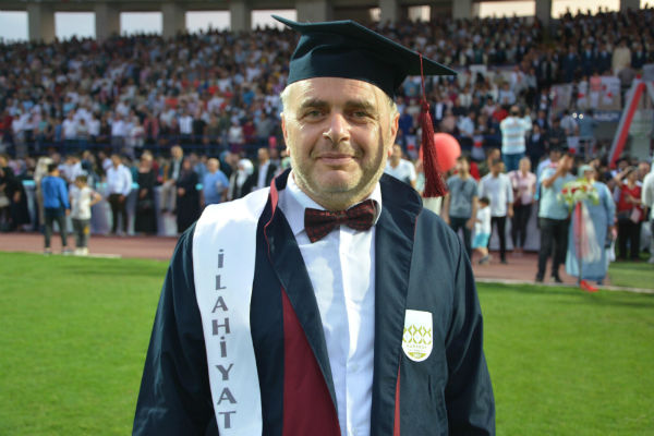 50 yaşındaki imam kep fırlattı
