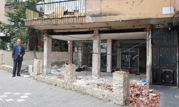 Dükkân sahibine kızdı, iş yerini kırıp döktü