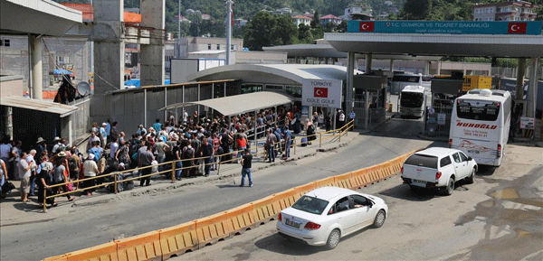 Alt yapı yoksa, sınır geçerler