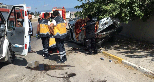 Otobüs ile otomobil çarpıştı: 2 ölü, 1 yaralı