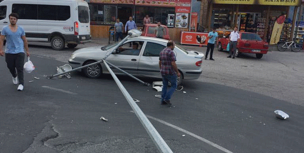 Aydınlatma direği otomobilin üzerine devrildi