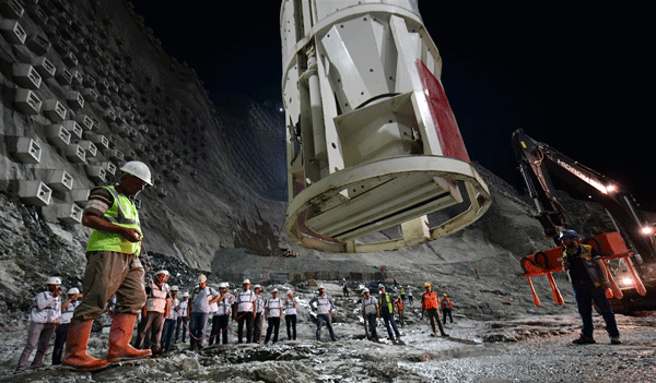 Yusufeli Barajı`nda beton dolguya başlandı