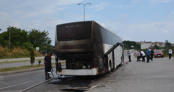 Hareket halindeki tur otobüsü yandı