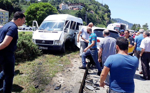 Hopada aynı yerde iki kaza: 6 yaralı