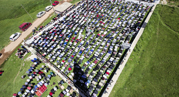 Üstü açık camide namaz kılındı