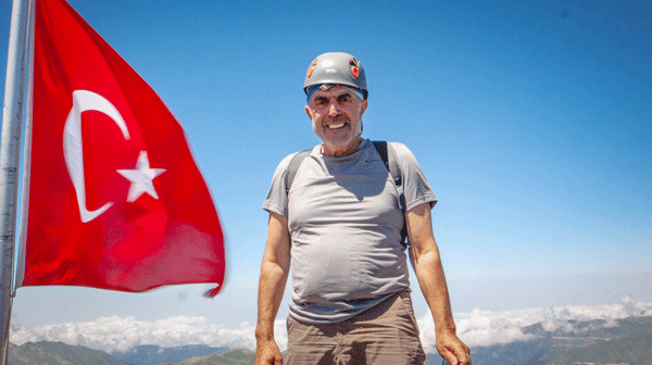 69 yaşında Kaçkar Dağı`nın zirvesine tırmandı