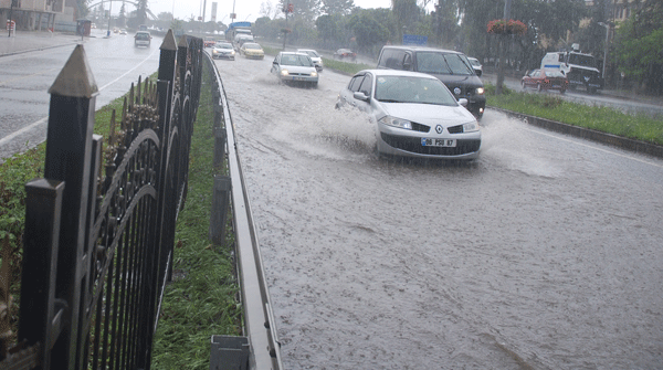 Yağmur kanal tıkadı