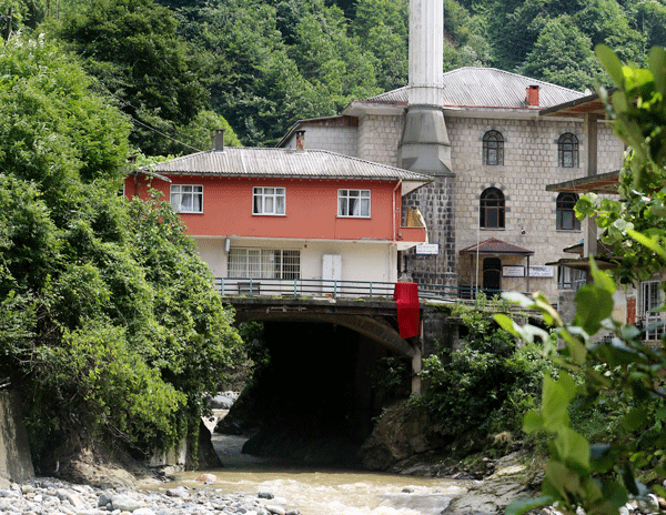 Dere yatağı üzerinde kurs binası ve kahvehane!