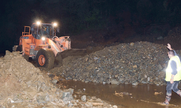 Rize`de yağış etkili oldu, yollar kapandı