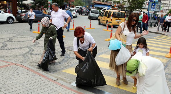 Tatil için geldi, sokaklarda çöp topladı