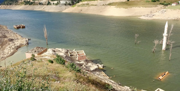 Baraj suyu çekildi köy ortaya çıktı