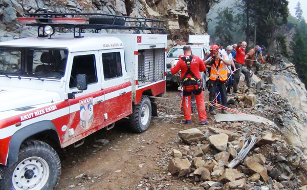 Uçurumda mahsur kalan 3 arıcı kurtarıldı