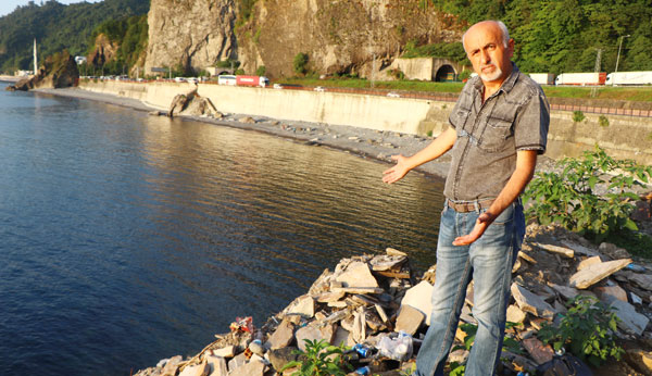 Deniz kıyısına dökülen hafriyata suç duyurusu