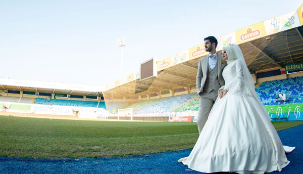 düğün fotoğraflarını stadyumda çektirdi