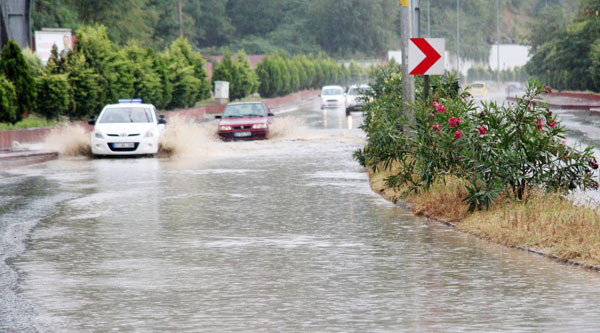 Yollar göle döndü