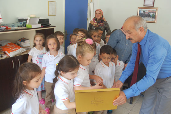 Okul müdüründen çocuklara öğüt ve çikolata