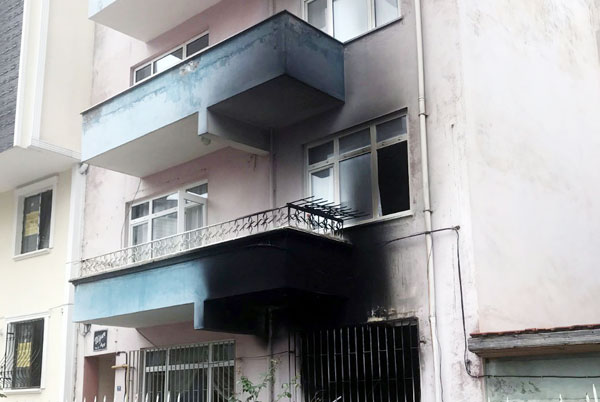 çocuk yangın çıkardı; 8 kişi hastaneye kaldırıldı