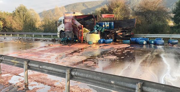 Asit yüklü kamyona çarptı, TEM trafiğe kapandı