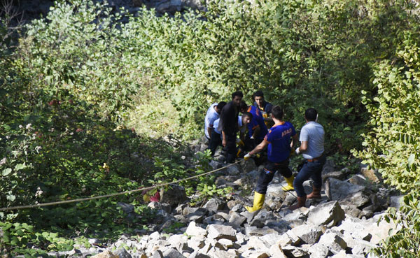 200 metrelik uçuruma yuvarlandı: 3 ölü, 3 yaralı